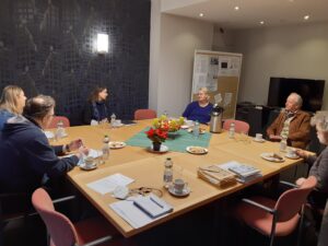 Martina Behrens, Marlies Masteit-Harfst, Christine Sacher, Guido Osterndorff, Jürgen Karbe bei der Teambesprechung in Bremerhaven. Foto: Gerald Wagner