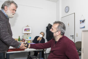 Jürgen Karbe begrüßt Sergey Drozdovky in der Geschäftsstelle der LAG Selbsthilfe.