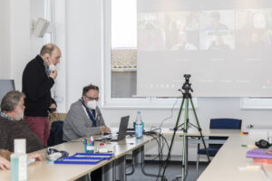 10 Personen waren vor Ort anwesend und 12 waren in einer Videokonferenz zugeschaltet.