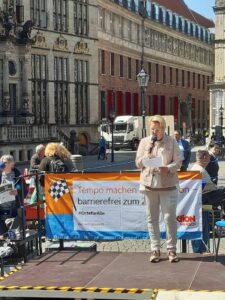 Christine Sacher stellt die Ergebnisse des 27. Bremer Behindertenparlaments auf dem Bremer Marktplatz vor.