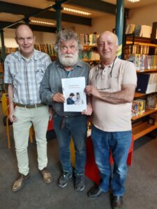Gerald Wagner, Jürgen KArbe und Rahmi Tuncer präsentieren den türkisch-deutschen Gesundheitswegweise "Gute Besserung"