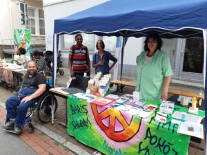 Florian Grams, Mamadou Gayo Balde, Renate Horning und Bettina Fenzel am Infostand der LAGS auf dem Bornstraßenfest