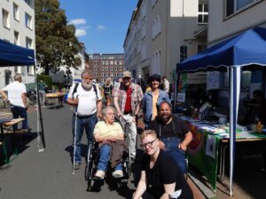 Iris Wensing (vorne im Bild), Quartiersbeauftragte der Hans-Wendt-Stiftung in der westlichen Vorstand, gemeinsam mit dem Team der LAG Selbsthilfe (von links: Jürgen Karbe, Susanne Rühmann, Gerald Wagner, Renate Horning, Florian Grams)