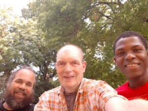 Florian Grams, Gerald Wagner und Mamadou Gayo Balde beim Internationalen Picknick im Rahmen von "Leet & Learn@park"