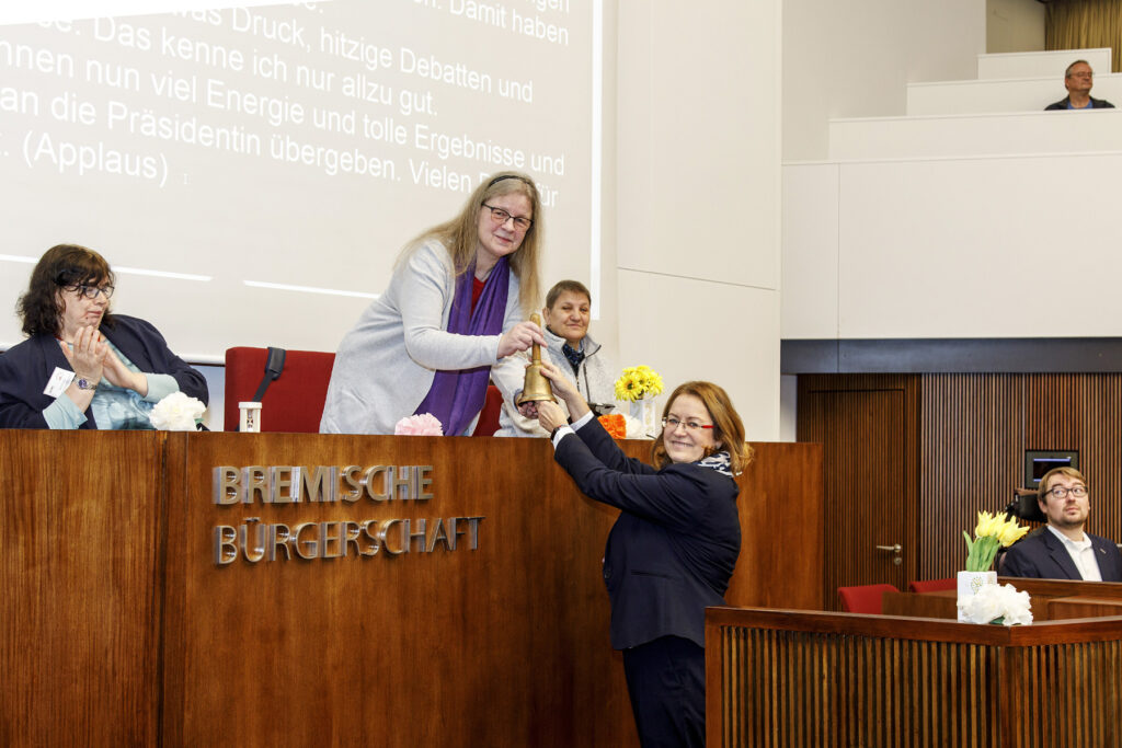 Übergabe der Glocke von Antje Grotheer an die Präsidentin des Behindertenparlaments Rosemarie Kovac