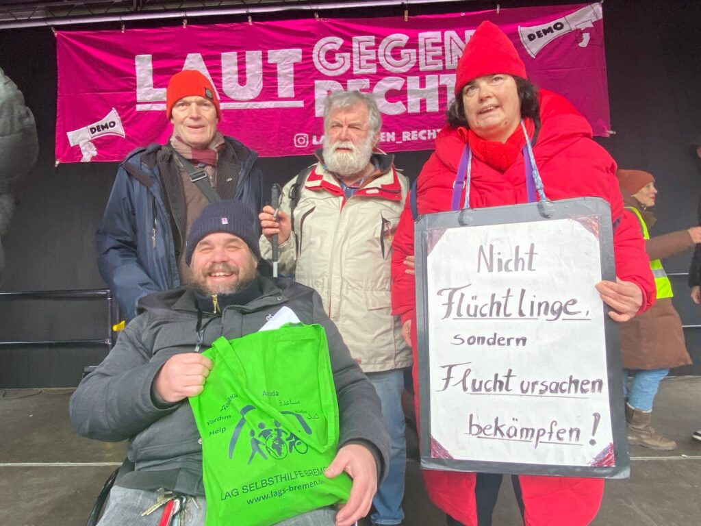 Von links: Gerald Wagner, Florian Grams, Jürgen Karbe und Bettina Fenzel stehen bei der Kundgebung gegen Rechtsextremismus vor dem Banner "Laut Gegen Rechts!" Bettina Fenzel hält ein Schild "Nicht Flüchtlinge sondern Fluchtursachen bekämpfen."