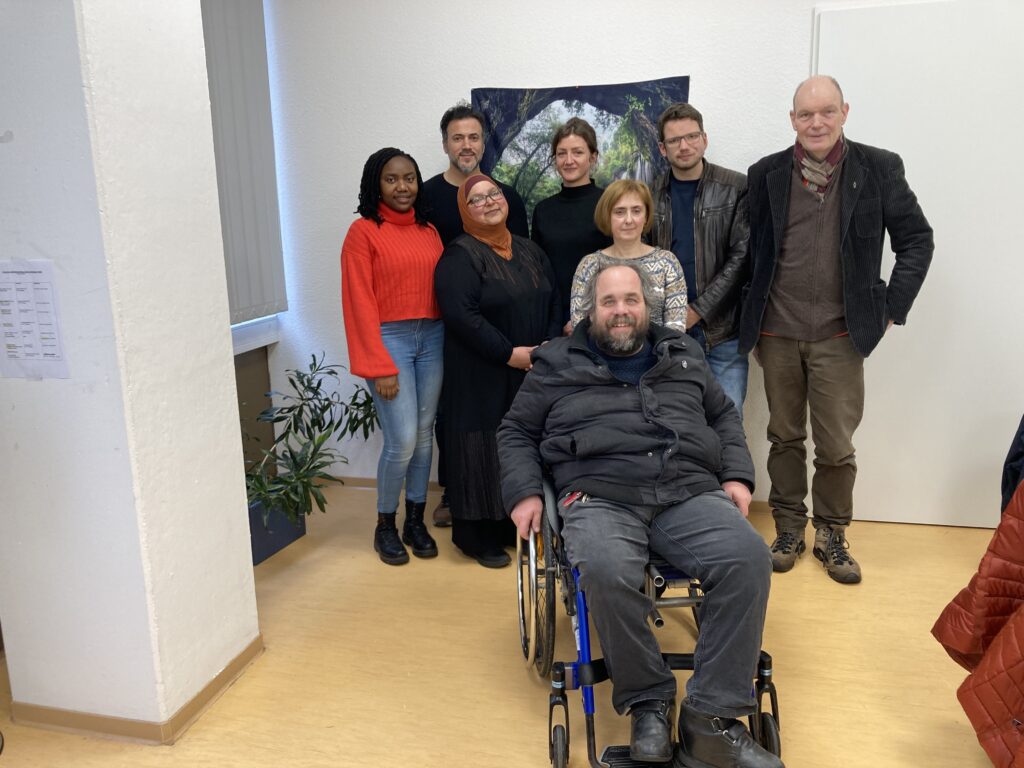 Nach einem sehr angenehmen Austausch gab es auch beim Besuch der LAGS in der Zentralen Aufnahmestelle in Vegesack ein Gruppenfoto. Das Bild zeigt von links Justina Hutchinson, Mardan Goldenstedt und Dr. Samina Taj-Plöger und Lucie Schlüter vom Team der psychosozialen Erstberatung , Kai Baumann aus dem Büro des Landesbehindertenbeauftragten sowie Yulia Kuhn, Florian Grams und Gerald Wagner von der LAG Selbsthilfe.