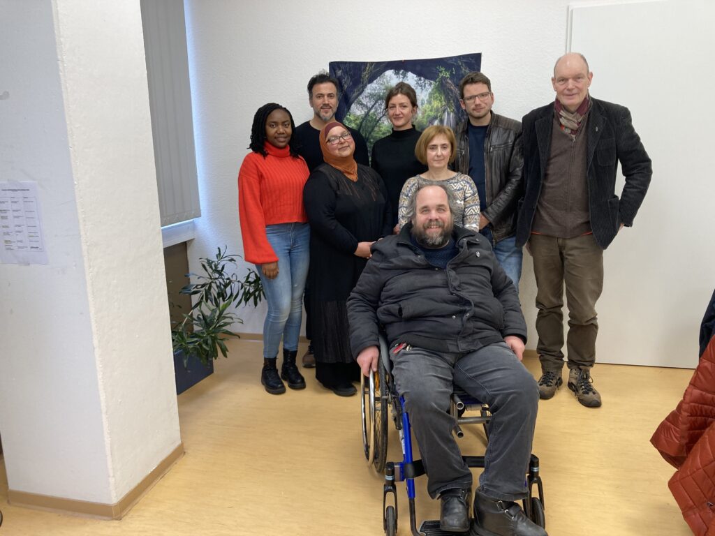 Nach einem sehr angenehmen Austausch gab es auch beim Besuch der LAGS in der Zentralen Aufnahmestelle in Vegesack ein Gruppenfoto. Das Bild zeigt von links Justina Hutchinson, Mardan Goldenstedt und Dr. Samina Taj-Plöger und Lucie Schlüter vom Team der psychosozialen Erstberatung , Kai Baumann aus dem Büro des Landesbehindertenbeauftragten sowie Yulia Kuhn, Florian Grams und Gerald Wagner von der LAG Selbsthilfe.
