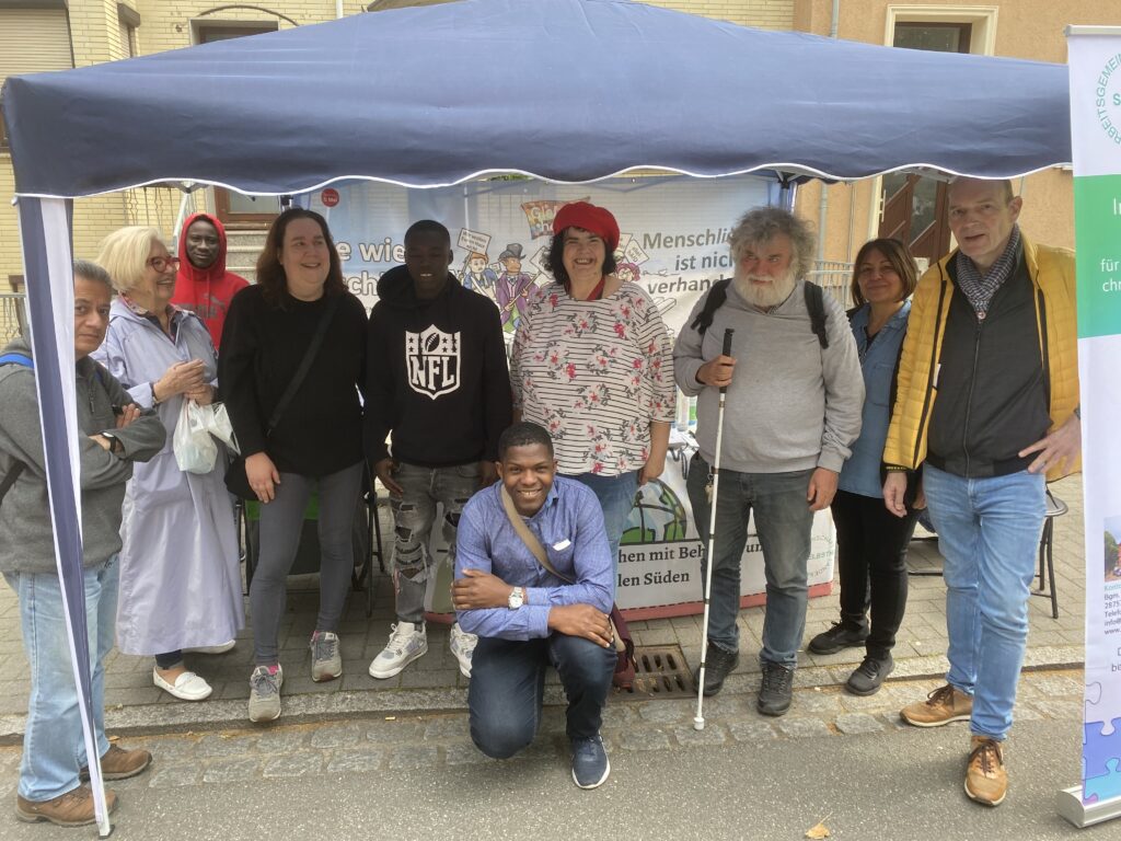 Auf dem Bild von links nach rechts: Sepehr Dehghani (Iran), Veronika Geiger (Ritterhude), Christina Ladwig (Assistenz von Jürgen Karbe) mit zwei Besuchern aus Gambia, vorne dann sitzend Mamadou Gayo Balde, dann weiter stehend Bettina Fenzel, LAGS-Vorsitzender Jürgen Karbe, Carmen Palomo (Venezuela) und LAGS-Geschäftsstellenleiter Gerald Wagner.