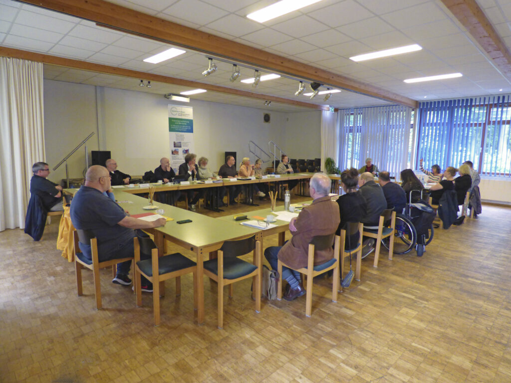 Auf dem Bild sind alle 20 Teilnehmende der LAGS-Jahreshauptversammlung am 13.06.2024 im Gehörlosenzentrum zu sehen. Sie beschlossen weitere Maßnahmen für eine interkulturelle Modernisierung der Arbeitsstrukturen und bestätigen die Mitarbeit im Bündnis "Laut gegen rechts" sowie für eine barrierefreie Umgestaltung der Domsheide.