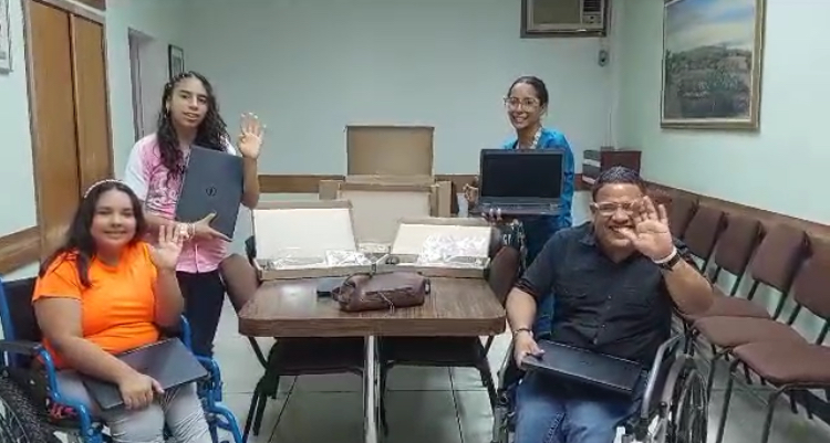 Übergabe von Notebooks an Bewohner:innen einer Einrichtung in Barquisimeto/Venezuela durch Amanda Castaneda Palomo.