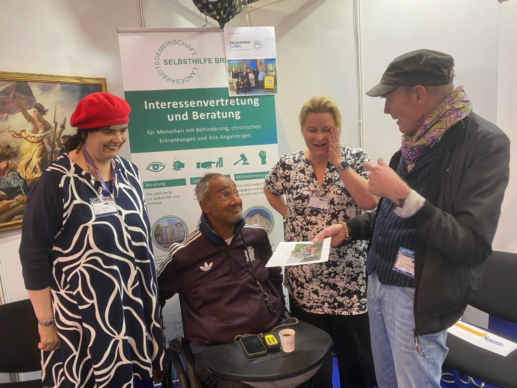 Bettina Fenzel und Gerald Wagner klären in einem Workshop über Inklusion in der Entwicklungszusammenarbeit auf.
