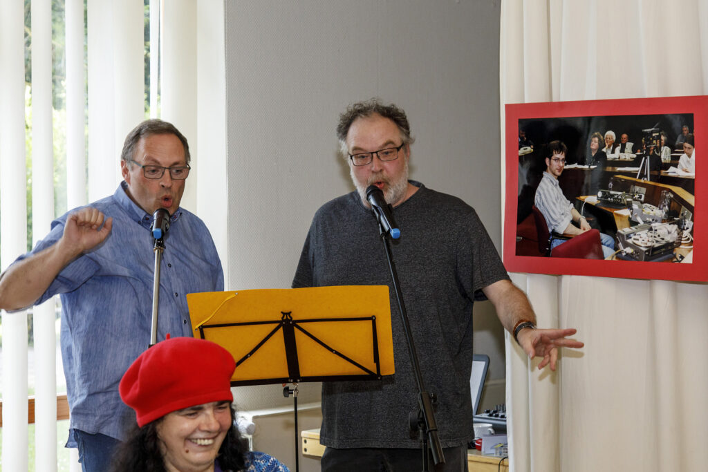 Patrik George und Andreas Wick singen voller Inbrunst den Inklusions-Cha-Cha "Gehn Sie mit der Inklusion" (frei nach Hazy Osterwalds "Gehn Sie mit der Konjunktur).