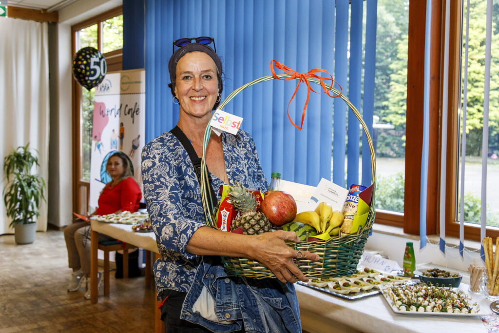Herzliches Dankeschön an Imke Boidol vom Netzwerk Selbsthilfe für den schönen Präsentkorb als Geschenk zu unserem 50jährigen Bestehen! Danke für die jahrelange tolle Zusammenarbeit!