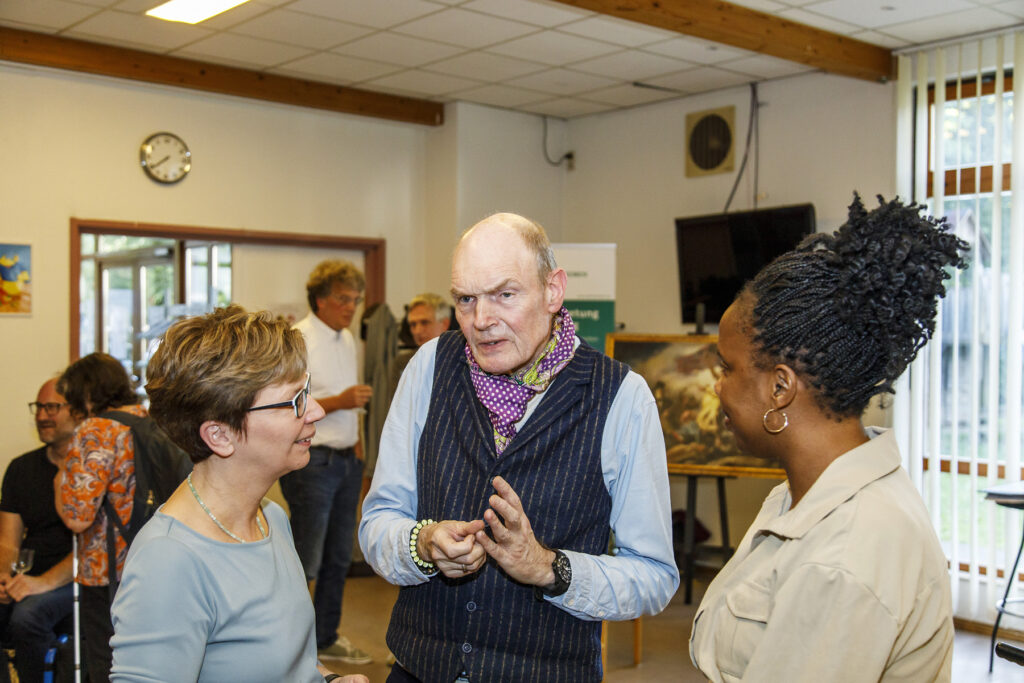 Auf dem Bild von links: Sozialsenatorin Dr. Claudia Schilling im Gespräch mit LAGS-Geschäftsstellenleiter Gerald Wagner und Binta Bah, Vorsitzende von Lundu e.V., dem jüngsten Mitgliedsverein der LAGS Bremen.