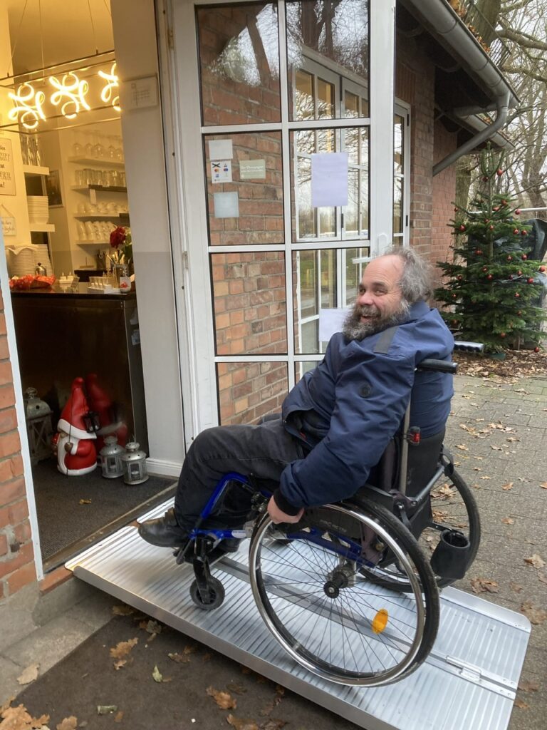 LAGS-Mitarbeiter Florian Grams beim benutzen einer ausgegebenen Rampe in Bremen-Nord.