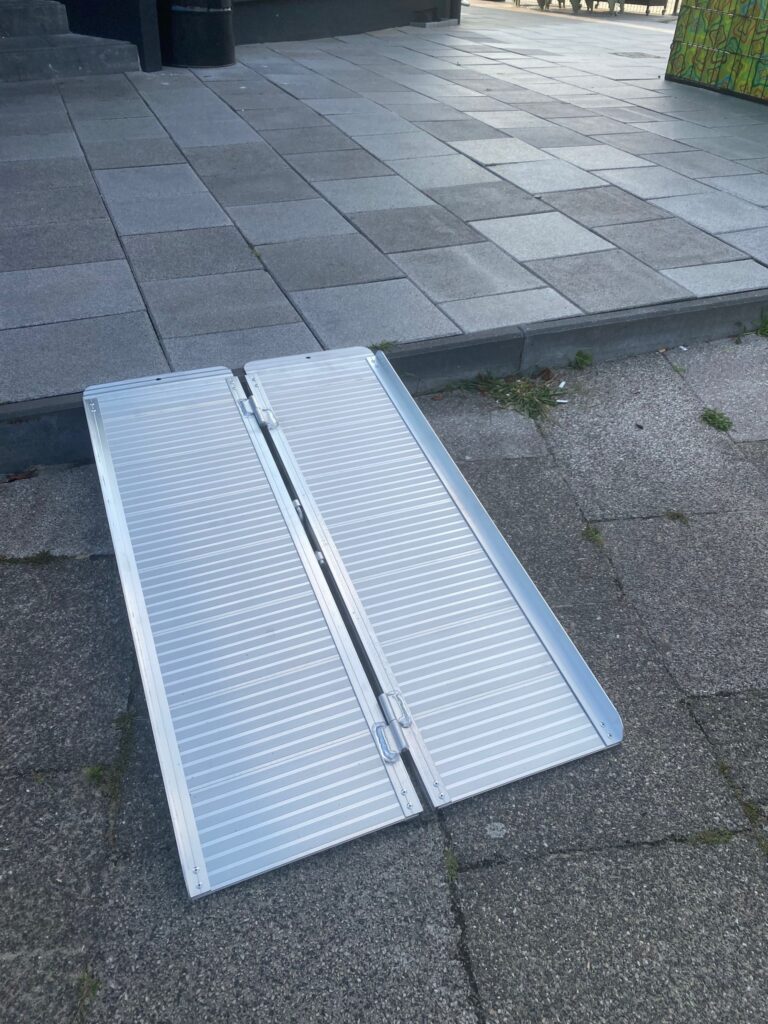 Aluminium-Rampe am Zugang eines Restaurants in Huchting.