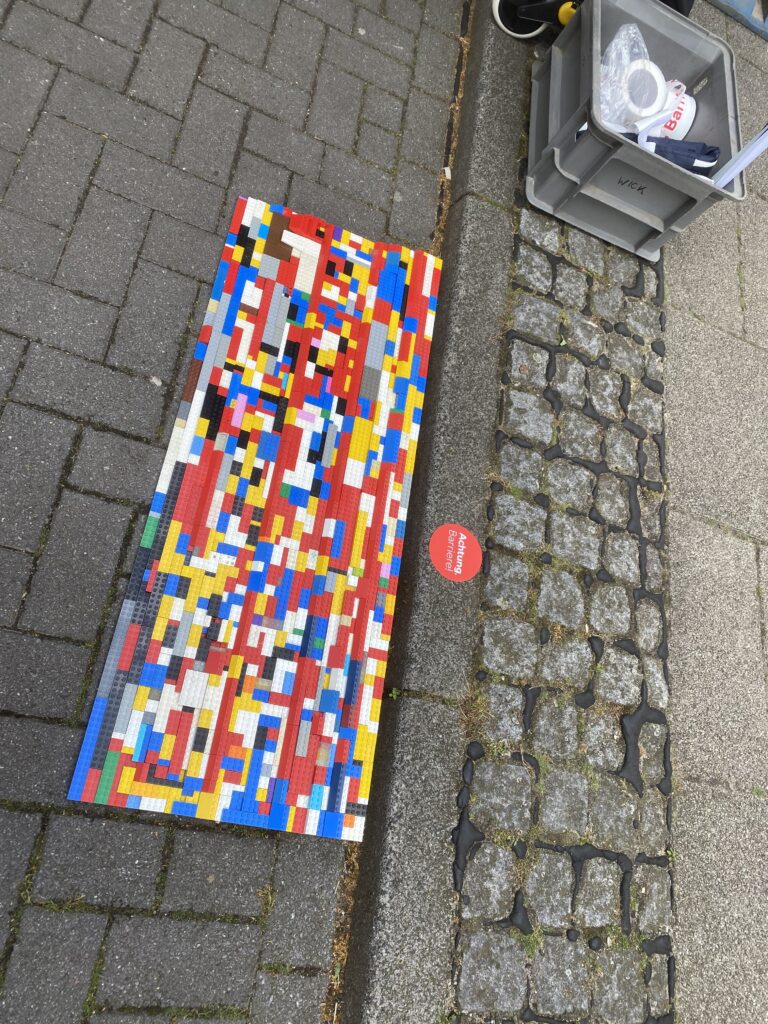 Fertige Rampe aus Legosteinen, mit Epoxit-Harz verklebt; die Rampe liegt am Bordstein beim Parklett vor dem Caféum in der Vegesacker Straße in Walle.