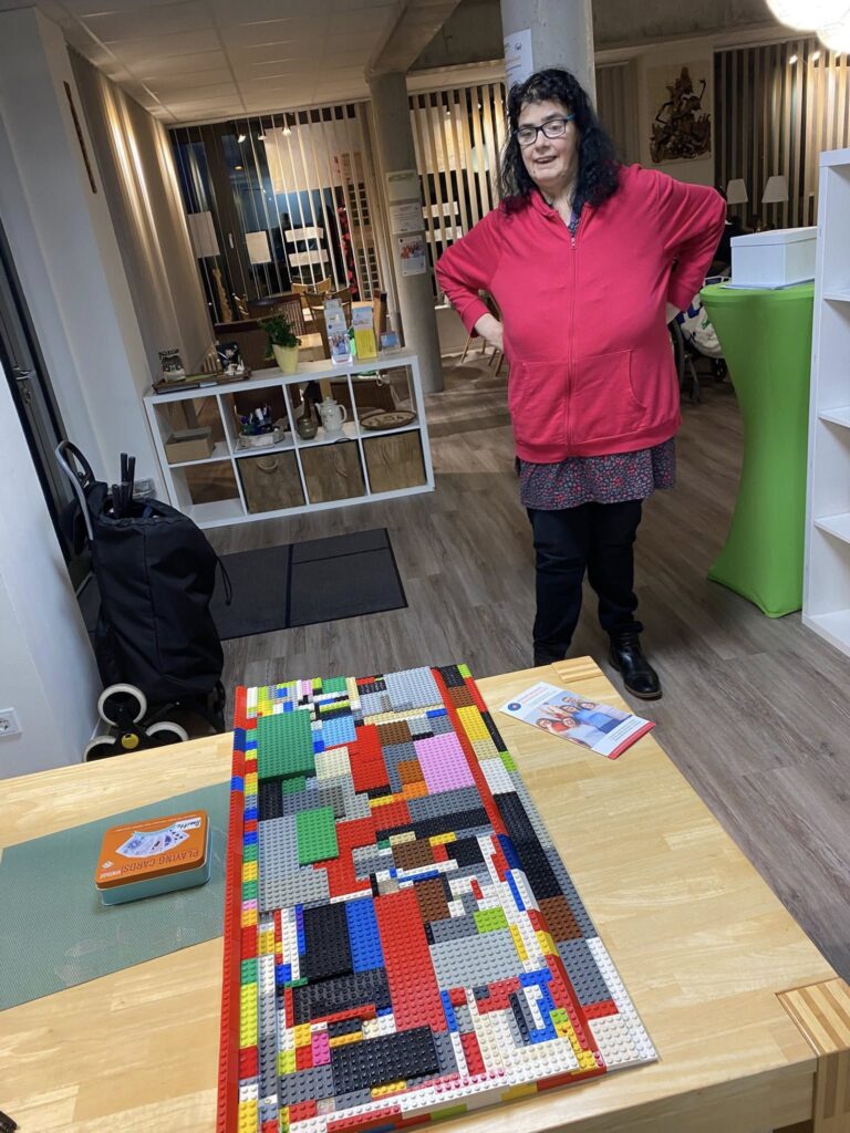 Die skeptische Bettina schaut sich die noch heranwachsende Rampe aus Bausteinen ganz genau und prüfend an...