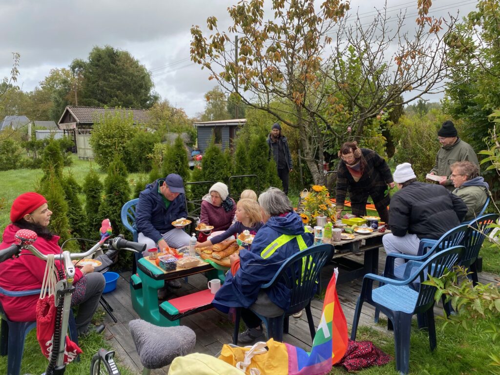 Mehr als ein Dutzend Aktive sind bieten jetzt für alle, die mal mit Gartenarbeit zu sich selbst finden wollen in Gröpelingen einen Selbsthilfegarten an. Eine tolle Gemeinschaft. 