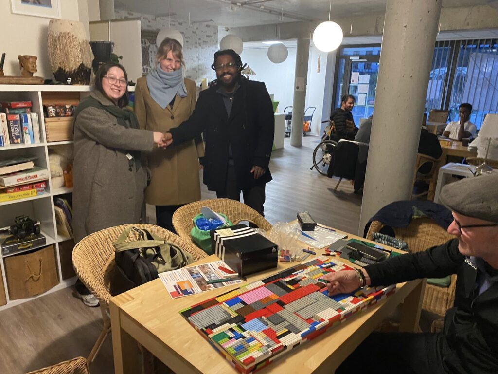 Kennenlernen beim Rampenbau: Feyza, Mirja, Babatunde und der bauende Andreas