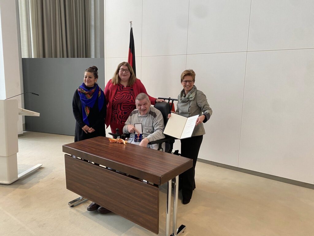 Dieter Stegmann erhält von Bremens Souialsenatorin Dr. Claudia Schilling und den "Laudatorinnen" Sahannim Görgü-Phillip (Vizepräsidentin der Bremischen Bürgerschaft) und der früheren Sozialsenatorin Anja Stahmann den Bundesverdienstorden.