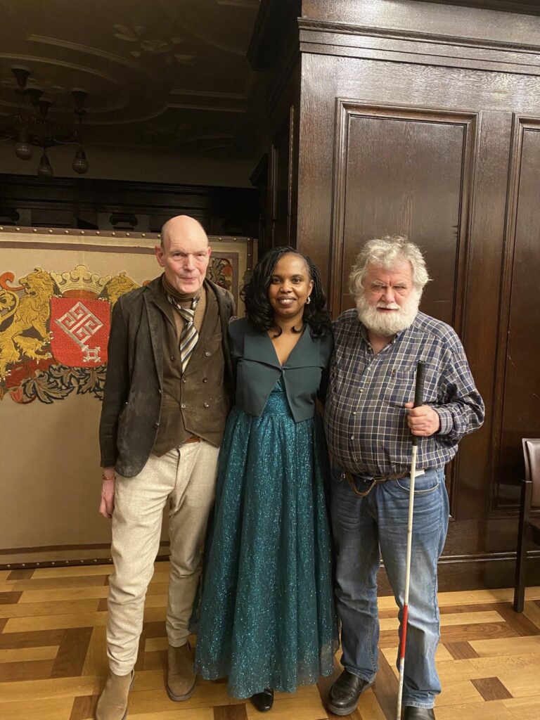Binta Bah gemeinsam mit Jürgen Karbe und Gerald Wagner von der LAG Selbsthilfe Bremen. Wir haben Binta nominiert. Herzlichen Glückwunsch!