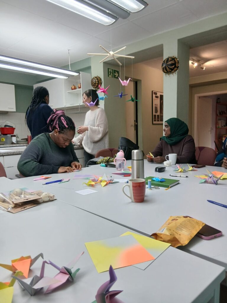 Miriam Franken und die Teilnehmenden am psychosozialen Kreativkurs "Mit Hand, Kopf und Herz" für Frauen mit Gewalterfahrung.