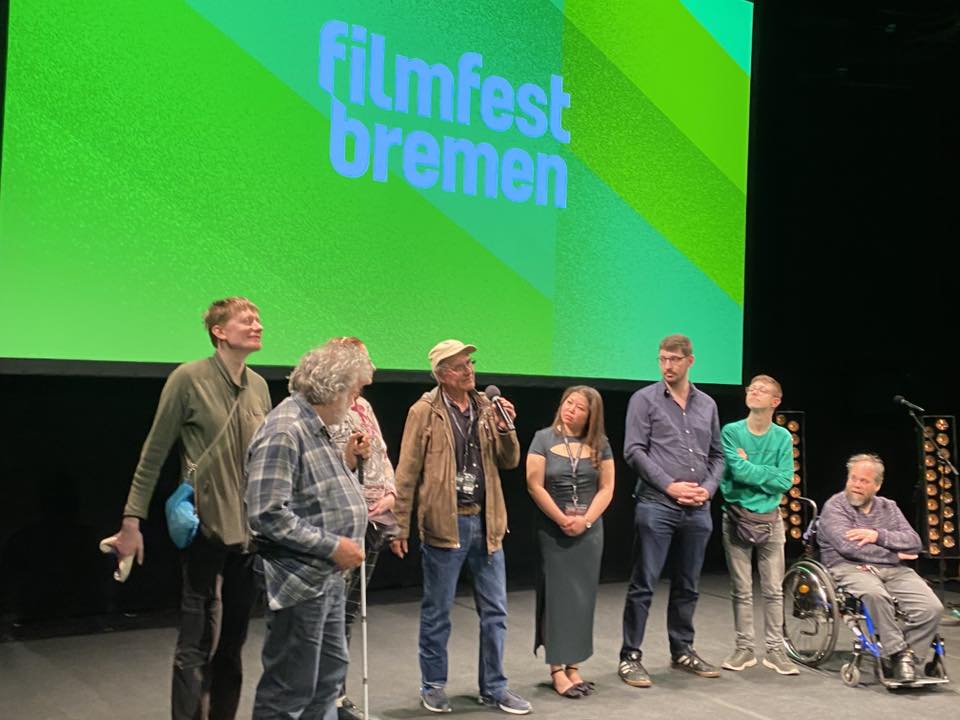 Jürgen Köster (Bildmitte mit Mikrofon) erläutert im Publikumsgespräch unseren Wettbewerbsfilm in der Kategorie Diversity. 