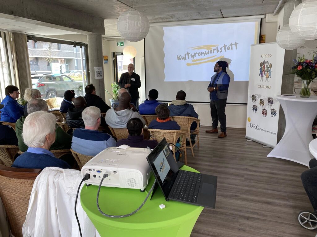 Babatunde Ras Faderin und Jörg Huthmann stellen das Konzept und die Erfolge der Neuen Kulturenwerkstatt seit dem Umzug vor rund einem Jahr vor.