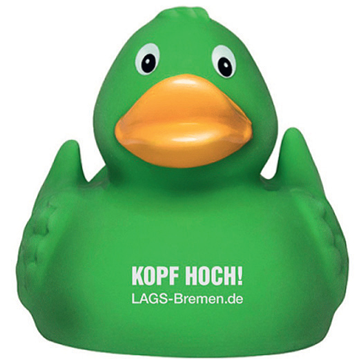 Zu sehen ist die grüne LAGS-Ente "Resi" aus Naturkautschuk. Auf der Brust steht "Kopf hoch" und die Internetadresse der LAGS, lags-bremen.de.