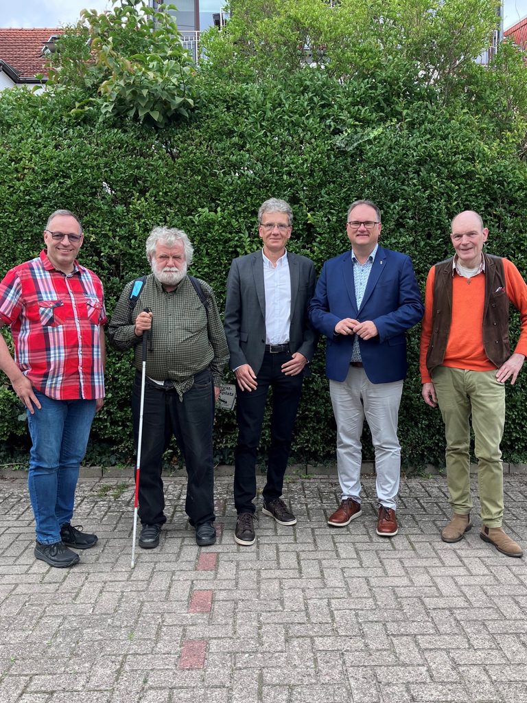 Im Bild von links zu sehen sind die der 2. LAGS-Vorsitzende Patrick George, 1. Vorsitzender Jürgen Karbe, LAGS-Vorstandsmitglied und Geschäftsführer der Lebenshilfe Bremen Hans-Peter Keck, Finanzsenator Björn Fecker sowie LAGS-Leiter Gerald Wagner.