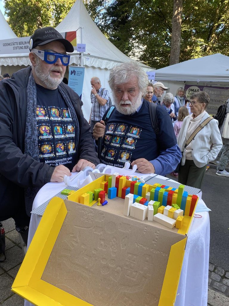 Andreas Wick und Jürgen Karbe zeigen und erklären mit unterschiedlichen Hilfsmitteln, worauf des für blinde und sehbehinderte Menschen im Leben ankommt.