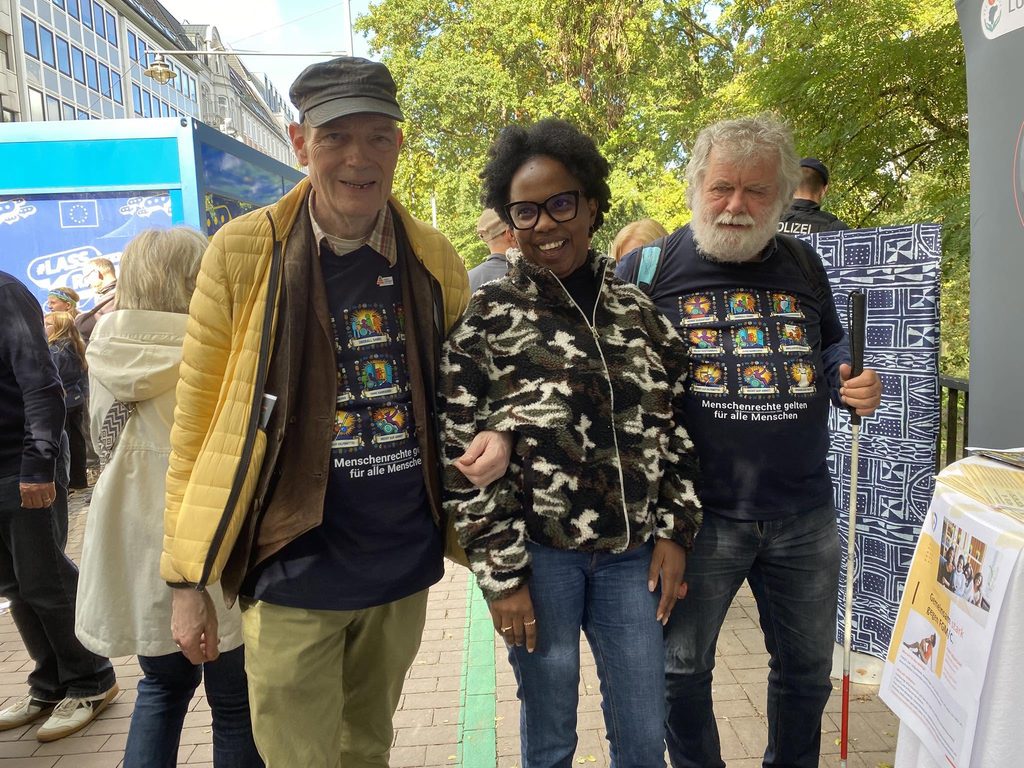 von links: Gerald Wagner LAGS, Binta Bah von Lundu e.V. und LAGS-Vorsitzender Jürgen Karbe