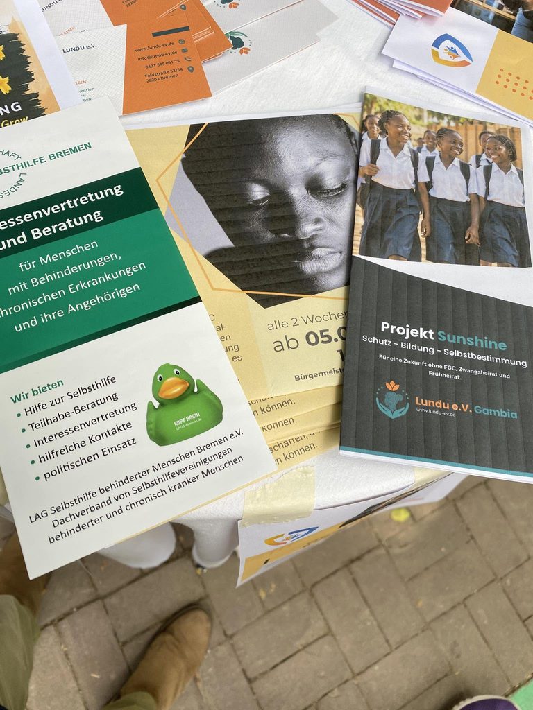 Die Flyer von LAGS und Lundu und unser Projektflyer "Sunshine" zur Stärkung von Mädchen und Frauen gegen Genitalbeschneidung, Früh- und Zwangsehen und gegen häusliche Gewalt
