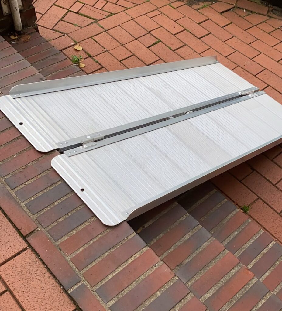 Im Bild: Eine Rampe aus Aluminium in der Breite von 70 cm ausgeklappt) mit einer Länge von 1,50 Meter.