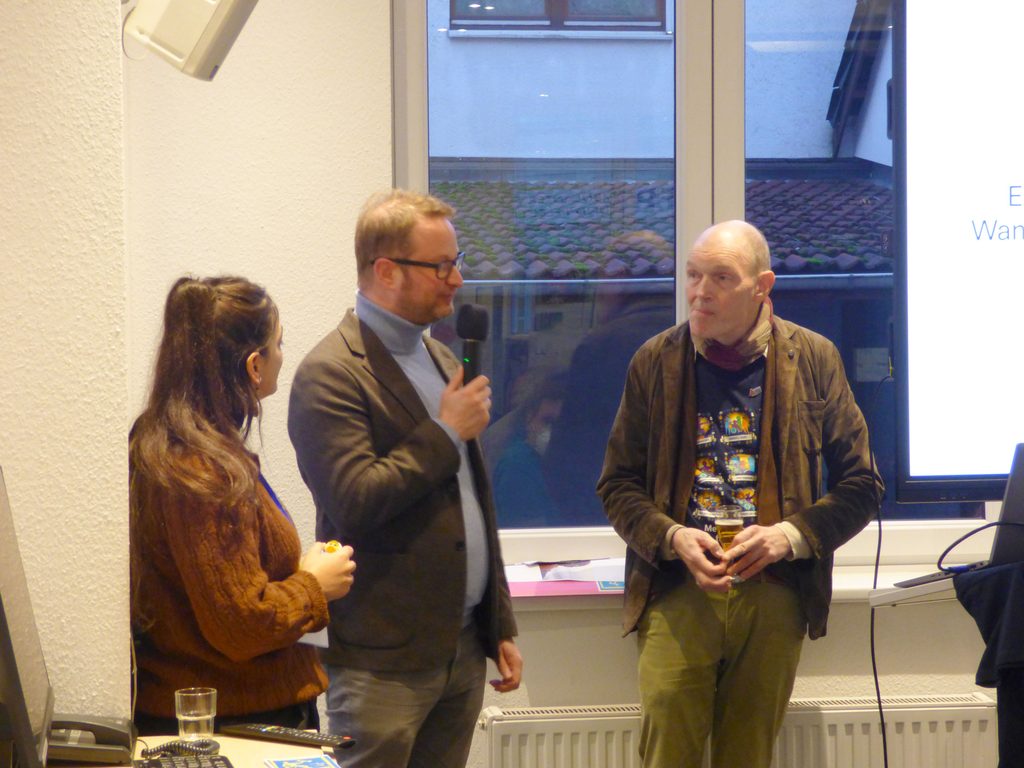 Jörn Hendrichs (Bildmitte zwischen Rozan Shamout und Gerald Wagner) richtet Grüße der Senatskanzlei und des Bremer Bürgermeisters Dr. Andreas Bovenschulte aus.