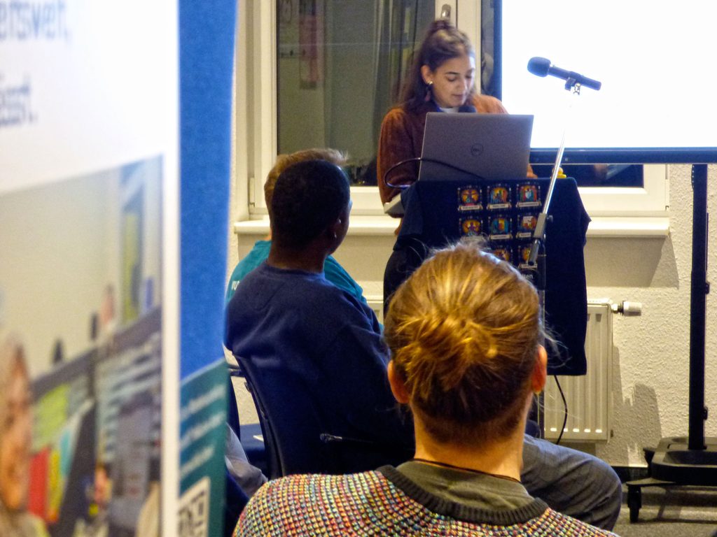 Rozan Shamout (bezev) eröffnet die Wanderausstellung "Gleich Gerecht?!" bei der LAG Selbsthilfe Bremen am 19. Oktober 2026.