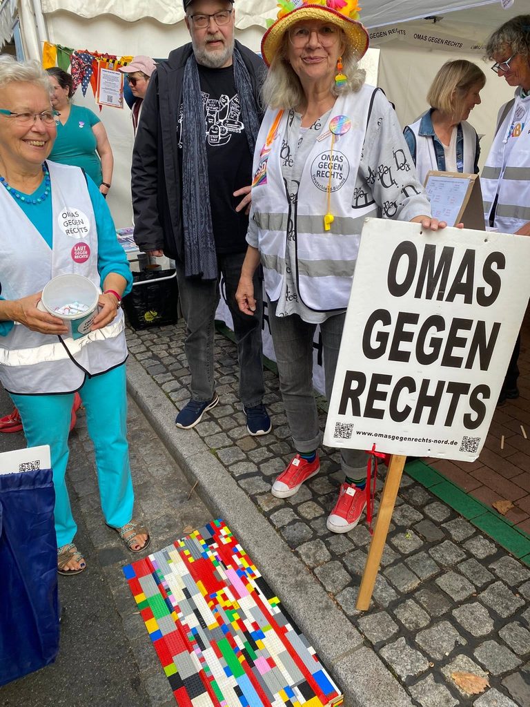 Eine Stärke unseres Auftritts beim Einheitsfest: Wir waren mobil auf der ganzen Meile. Und hier präsentieren die Omas unsere Legorampe mit Ihrer Inklusionsgruppe