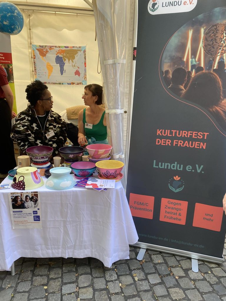Lundu zeigt die Keramikarbeiten aus unserem "Frauenpower"-Projekt, dankenswert gefördert durch die Deutsche Postcodelotterie.
