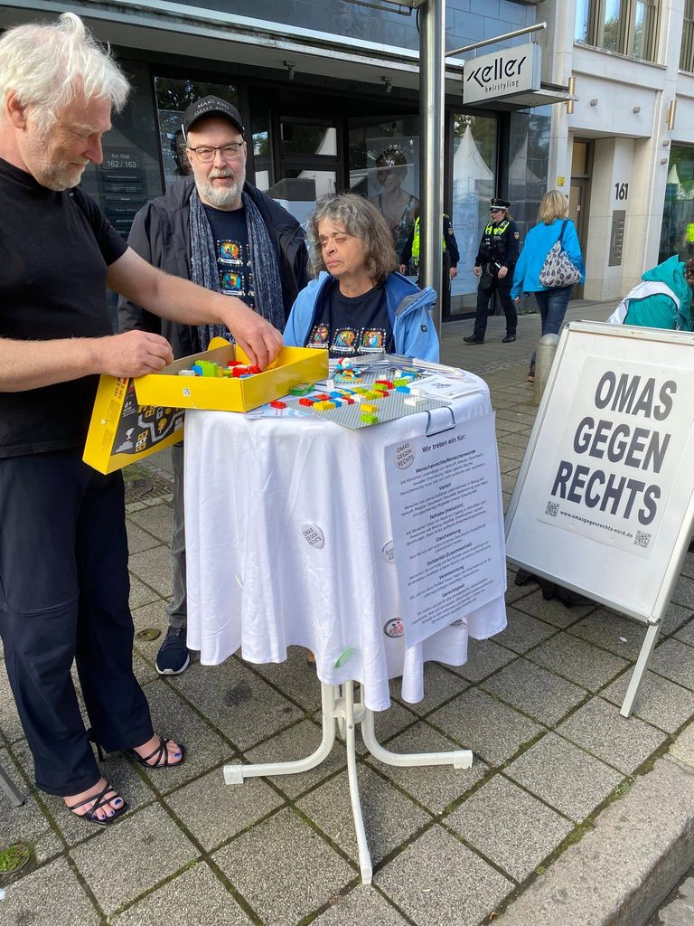 Martina Reicksmann und Andreas Wick erklären den Umgang mit Brailleschrift an (c)Legosteinen.