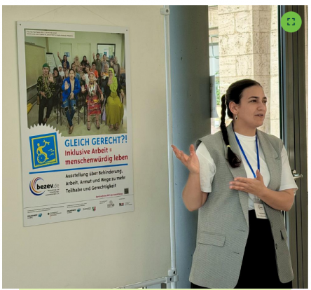 Rozan Shamout (bezev) eröffnet am 19.10.2026 um 18.00 Uhr bei der LAG Selbsthilfe Bremen die Wanderausstellung "GLEICH GERECHT?! Inklusive Arbeit = menschenwürdig leben"